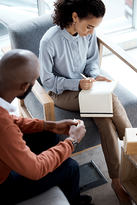 A provider speaks to a client about MAT.